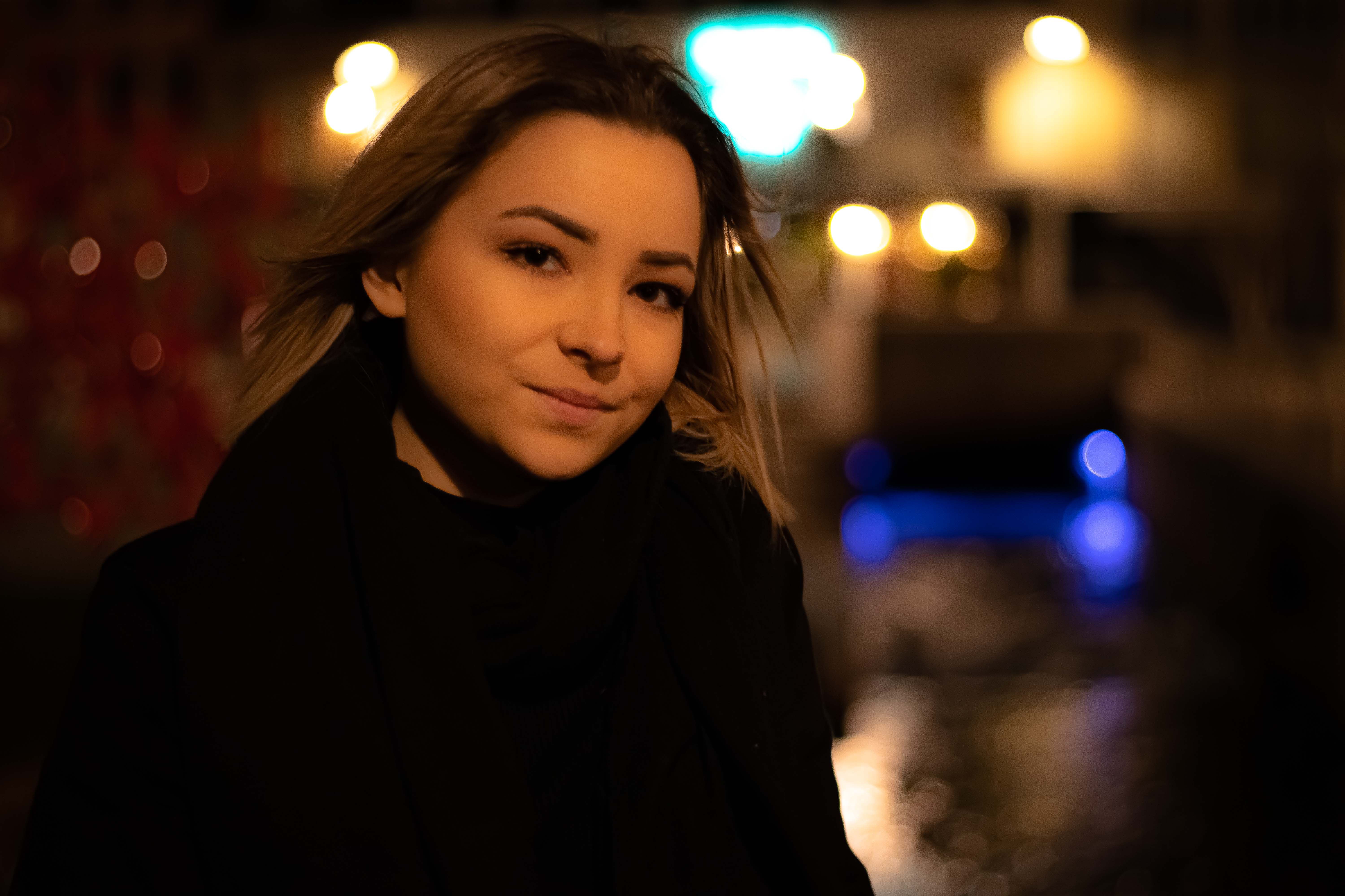 Photo d'une jeune femme de face